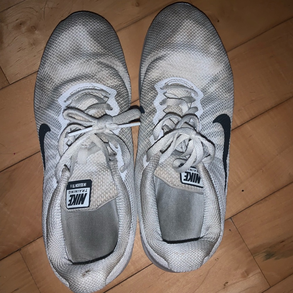 white nike tennis shoes